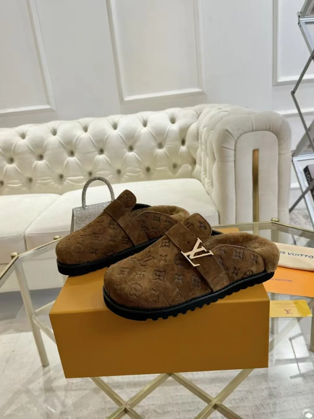 p600✨ LV Couple’s Wool Slippers｜Full of high-end feel, the soles of your feet are luxurious✨ We have achieved the ultimate restoration of the "higher version" of this pair of LV classic toe-toe slippers! 👫💫 🌟 The core advantages are clear at a glance: ✔️ Original jacquard + cowhide fabric, delicate texture, high-end at first glance; ✔️ 280% pure wool lining, wearing barefoot is like stepping on clouds ☁️, soft and skin-friendly and not sweaty; ✔️ Non-slip rubber bottom + three-dimensional toe design, super stable for walking, fashionable and practical!  👀 Must-have attention to detail: Belt buckle + classic LV presbyopic elements, revealing the aura of a big-name brand in a low-key manner ~ Whether it is a couple dating or a trip with besties, both of them are the focus when they go out👟💖 ✨ Easily match the wardrobe: jeans + sweaters, lazy and casual style ✔️ Coat + skirt, refined and elegant ✔️ One pair of shoes can handle a variety of styles, and the sense of luxury is never artificial ~ #LV slippers #couple outfit #High-End Customization #Quality Shoes Recommendation Fabric: Yangjing/classic jacquard fabric Lining: Imported wool lining Sole: Original rubber sole Size: Female 35-41 Male 38-46